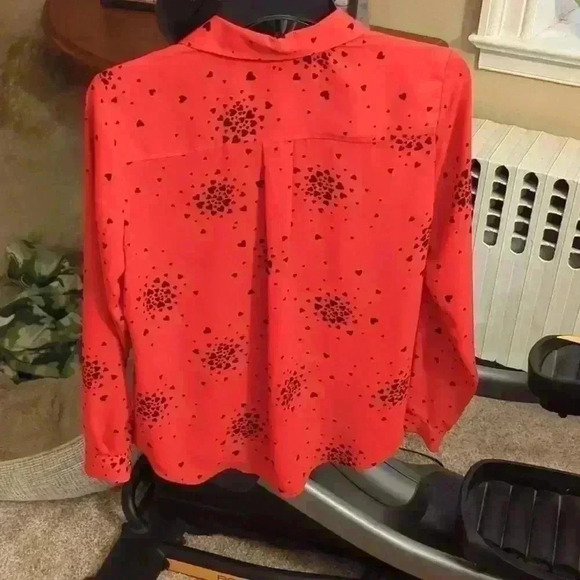 Red with black hearts blouse, Liz Claiborne. - Picture 4 of 4